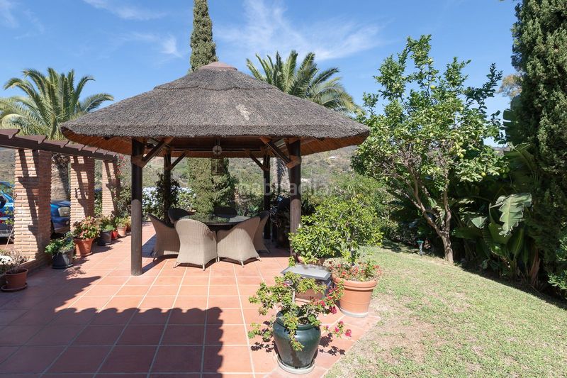Foto e031cf18-f94b-4fc4-a7d8-222fd9b9878a. Casa amb aparcament a Elviria Marbella
