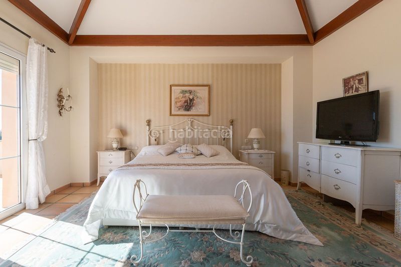 Foto e3712975-cf02-48f2-ac5d-0ee1abb605bf. Casa amb aparcament a Elviria Marbella