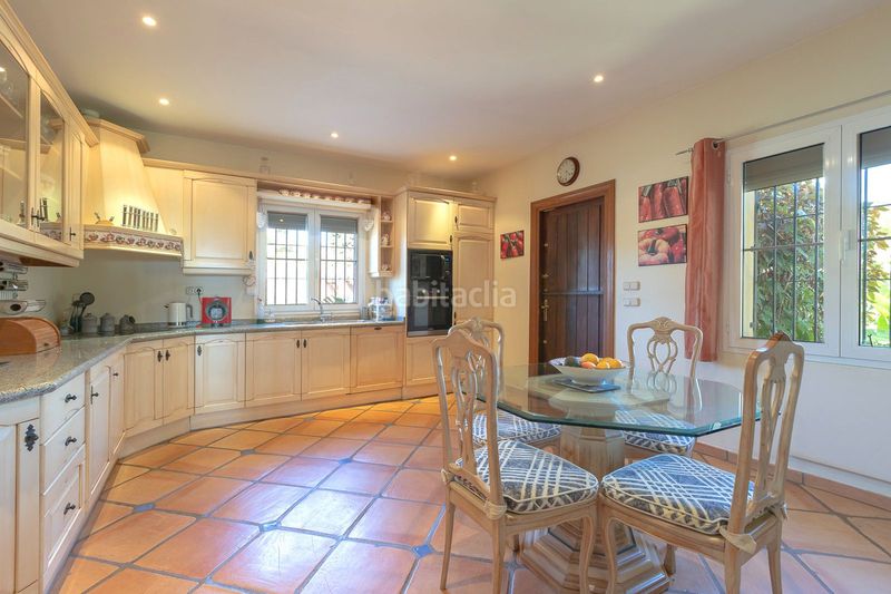 Foto e7dfbd25-797a-4d67-b6e6-258b6c0b3203. Casa amb aparcament a Elviria Marbella