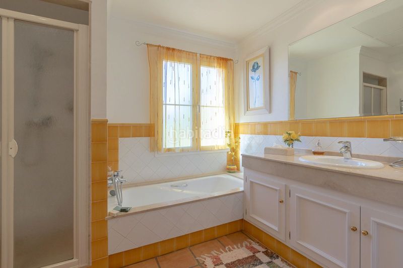 Foto e888e1e3-0bb4-4003-8ca0-89ce34dec0be. Casa amb aparcament a Elviria Marbella