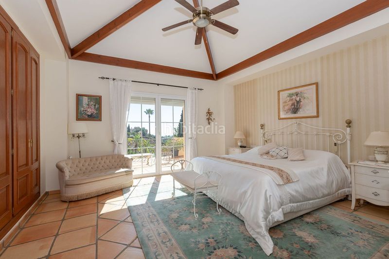 Foto ef854658-b8e3-4f54-836a-ee026ce38918. Casa amb aparcament a Elviria Marbella