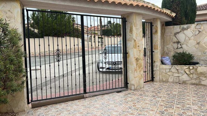 Foto f23b9064-d32f-43fa-8f27-56523030f204. Casa amb piscina a Benijófar