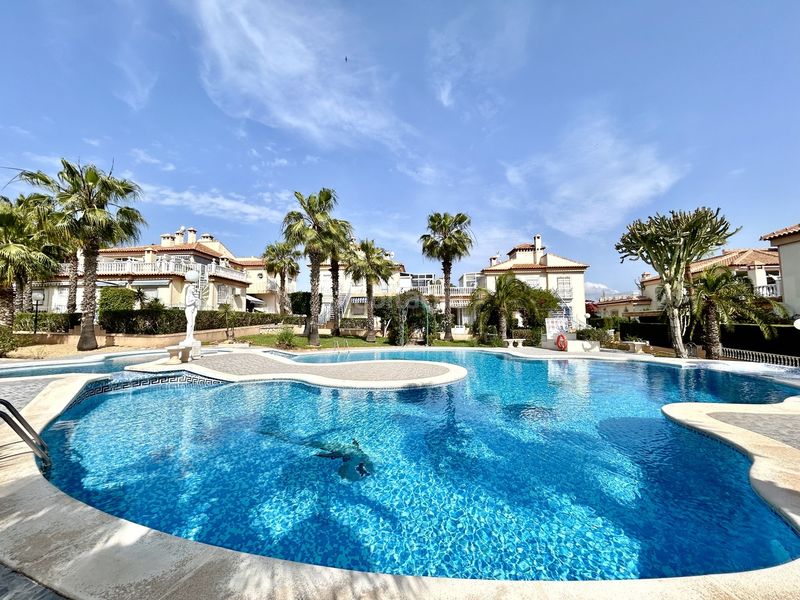 Foto 544f3b1d-ff44-4ad7-9567-cb59d3b65adc. Casa amb aparcament a Punta Prima Torrevieja