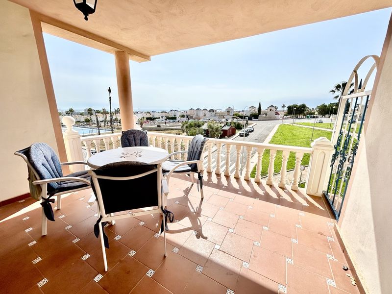 Foto bd60ce0f-371f-417a-99b0-f06505df1b15. Casa amb aparcament a Punta Prima Torrevieja