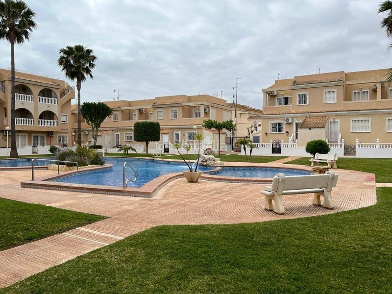Foto c8c32516-fe22-481b-8efc-bdc68c35015c. Casa a Centro Alcázares (Los)
