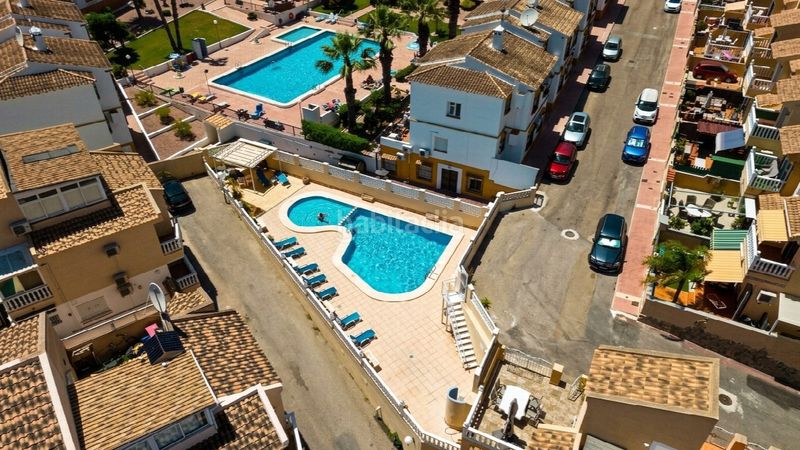 Foto d1ef54c5-fc92-4ee6-ba8f-e94fddb68adb. Casa a Playa Flamenca Orihuela