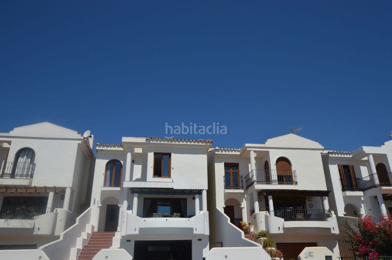 Foto 1bf13ee1-448f-4365-abb8-6dc6614e6d60. Casa amb aparcament a Puerto de la Duquesa Manilva
