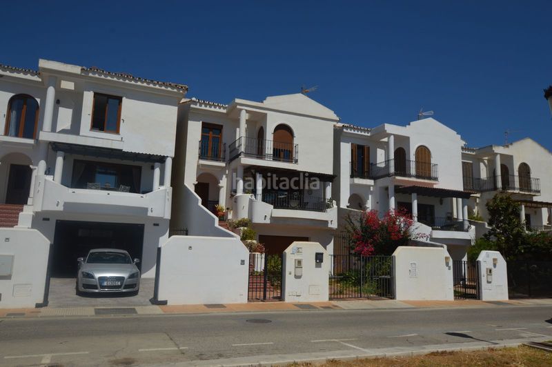 Foto f2e2ea3f-5f82-4de1-9f15-7962192fc0a9. Casa amb aparcament a Puerto de la Duquesa Manilva