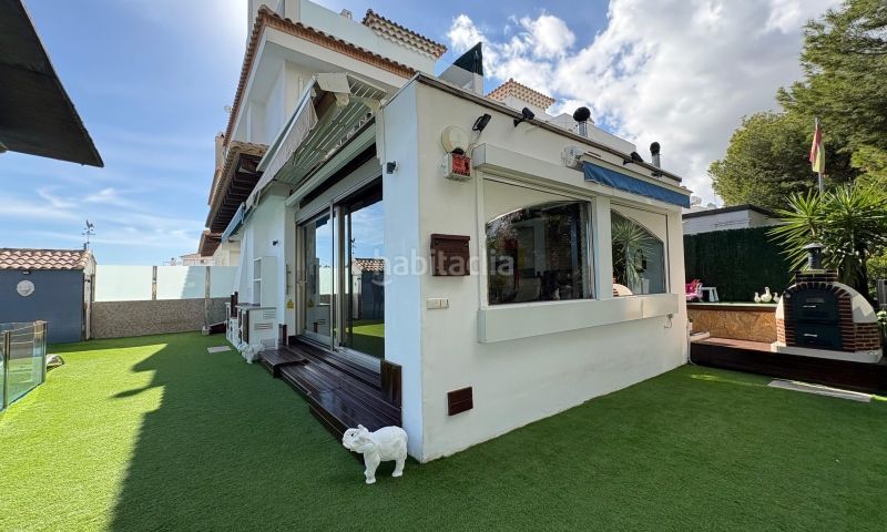 Foto ac7ec671-be75-45c6-95bd-8495e5b1c998. Casa amb piscina a Playa Flamenca Orihuela