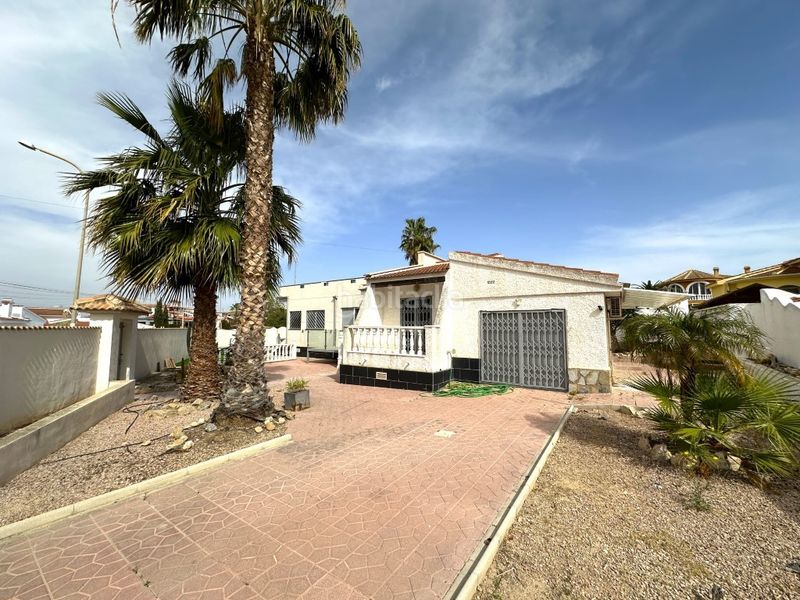 Foto b151ffa4-d82a-44e7-91e8-2d14bef750ac. Casa amb piscina a Centro de la Ciudad Quesada Rojales