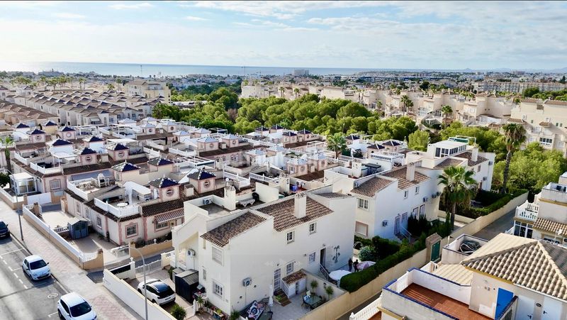 Foto 0c8bdf79-3d1b-494e-aa43-d279d92f0592. Apartament amb aparcament a Playa Flamenca Orihuela