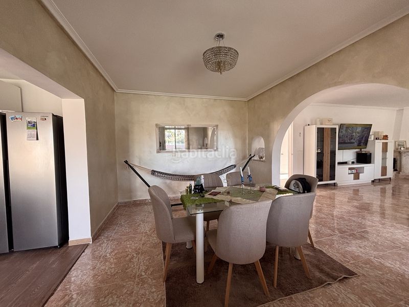 Foto cb9b1648-b3a5-4e8f-9c07-e7a551f2ad2e. Casa amb aparcament a Benijófar