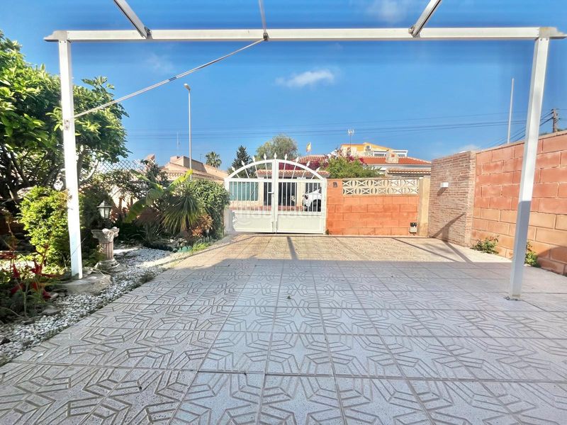 Foto 44ba4ebc-6e81-4ced-8ec1-73696b995e85. Casa a La Florida Orihuela