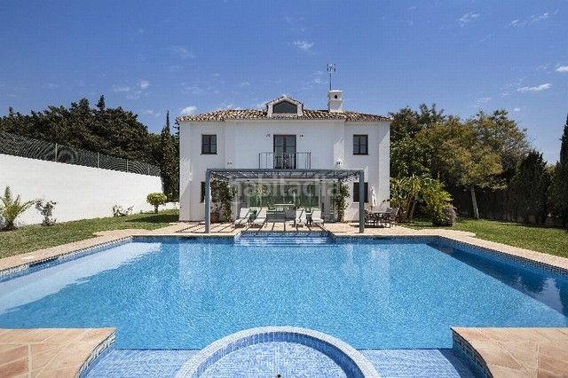 Foto e811657b-3657-4b10-a451-5e91b39b23d4. Casa amb aparcament piscina a Guadalmina Baja Marbella
