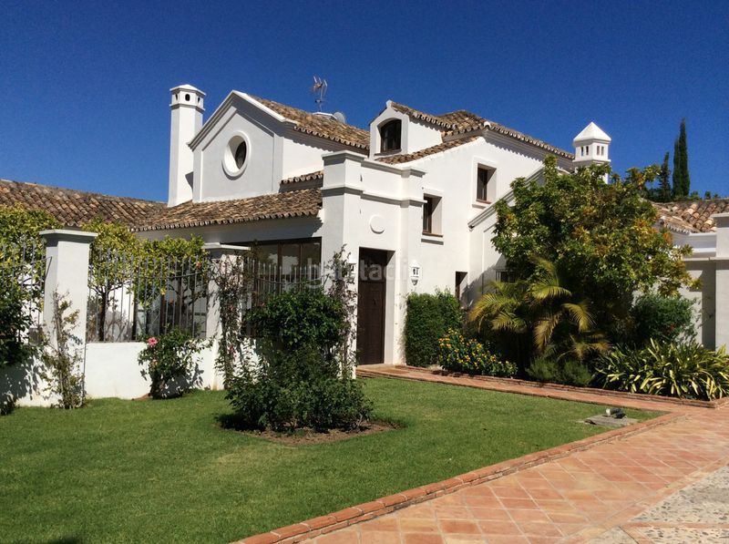 Foto ff14cf0f-98dd-42ac-bff1-df587989c3e1. Casa amb aparcament piscina a Guadalmina Baja Marbella