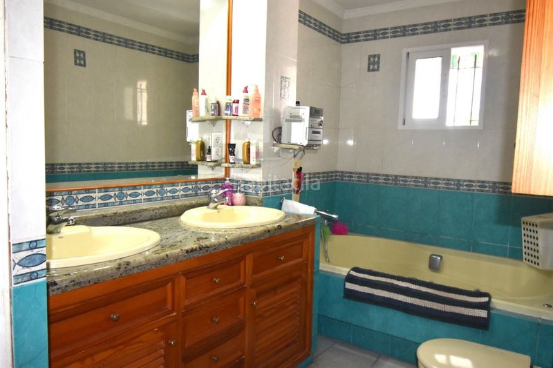 Foto 250921bf-8129-47e8-944d-4fcb5d0454aa. Casa amb aparcament a La Carihuela - Los Nidos Torremolinos