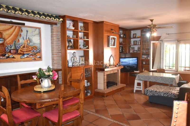 Foto aad88f0c-b48b-40e9-a87c-746a1973e535. Casa amb aparcament a La Carihuela - Los Nidos Torremolinos