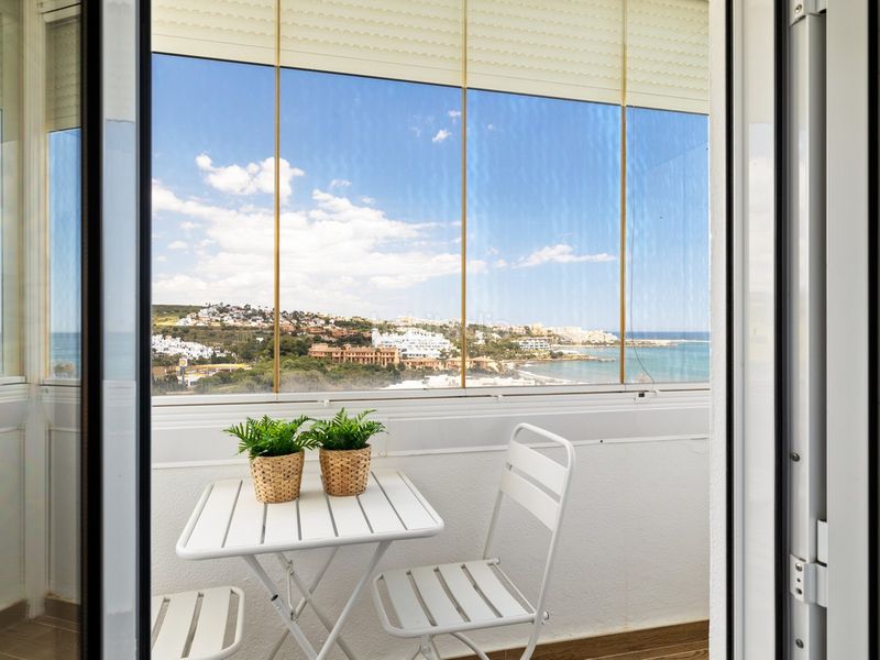 Foto c0df5663-c7f7-44f8-8074-6b2c5c2e104e. Apartament amb piscina a Centro Estepona
