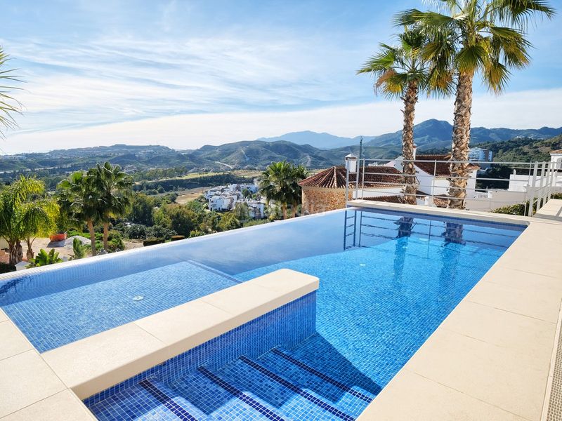 Foto 418202ca-f0e8-490b-9562-d746f4b6c3a8. Casa amb piscina a los arqueros - puerto del almendro Benahavís