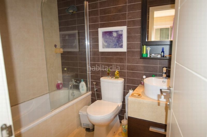 Foto 083c00e0-401c-4b5f-b45b-8e3f7cc73582. Apartament amb aparcament a Centro Estepona