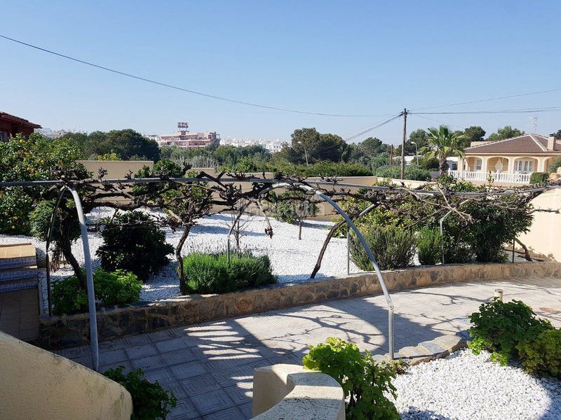 Foto e69e6f35-e630-4bba-a9ff-9f6f87211f2d. Casa a El Molino Torrevieja