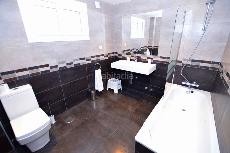 Foto 1190e793-a9eb-4f02-939a-abfc426fb3ef. Casa amb piscina a Torremuelle Benalmádena