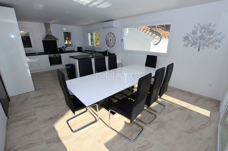Foto d73d074d-a92b-4d2b-9929-f5f075f0bd7a. Casa amb piscina a Torremuelle Benalmádena