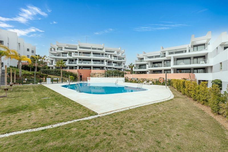 Foto dccc047e-8b70-4ed4-bd56-02a563d99fb3. Apartament amb aparcament piscina a Alcorrín Manilva