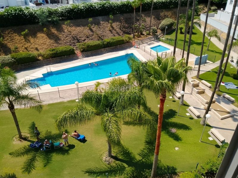 Foto c9db97cc-4c40-48d5-9285-9baaa5d6d8d4. Apartament amb aparcament piscina a Las Flores Mijas