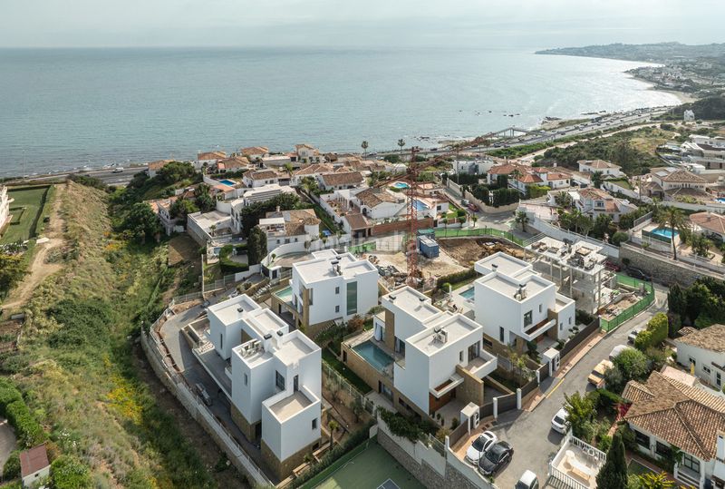 Foto 723a8f79-e6d4-4bd7-9115-cf5ca472bb16. Casa a Las Flores Mijas