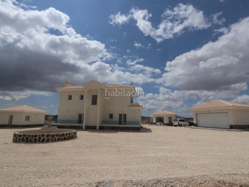 Foto b41318ff-e032-4837-a2f3-f5b9664eba93. Casa amb aparcament a Pinoso