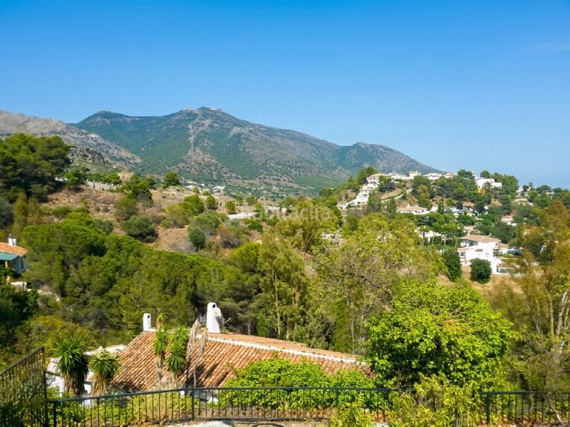 Foto 4af012d3-8090-42d1-8c0f-7f3bd2f1aaa8. Casa amb aparcament a Las Flores Mijas