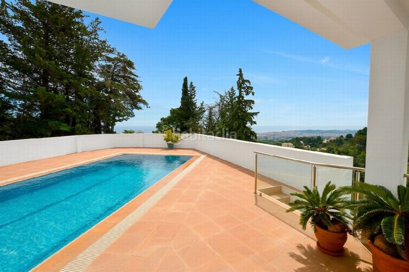 Foto a422bbf9-01c6-4e7c-8127-7bff35b4c21d. Casa amb aparcament a Las Flores Mijas