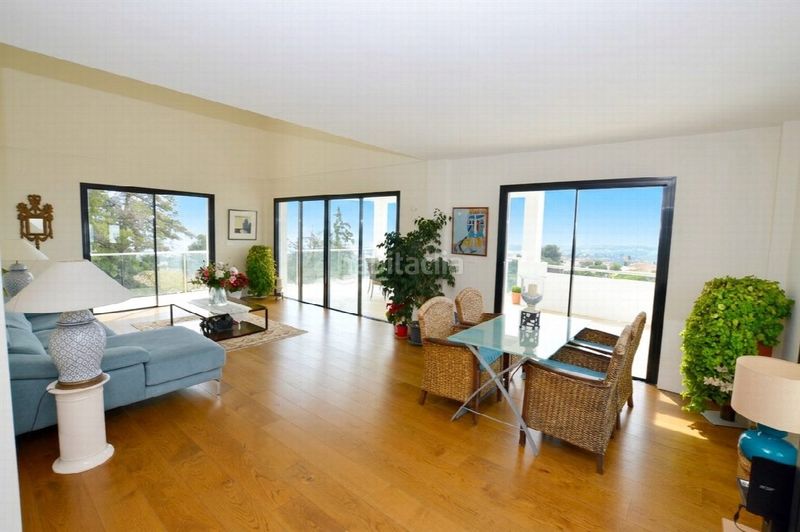 Foto ecfcd54b-950e-40da-9ae2-286eb76a119b. Casa amb aparcament a Las Flores Mijas
