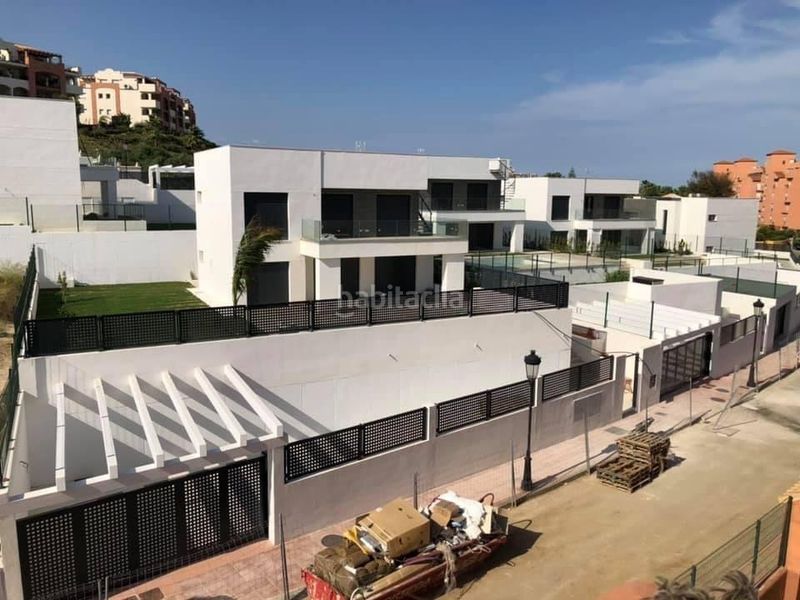 Foto daec46ad-8704-4923-978d-6419ca8e78cb. Casa adossada amb piscina a El Castillo Manilva