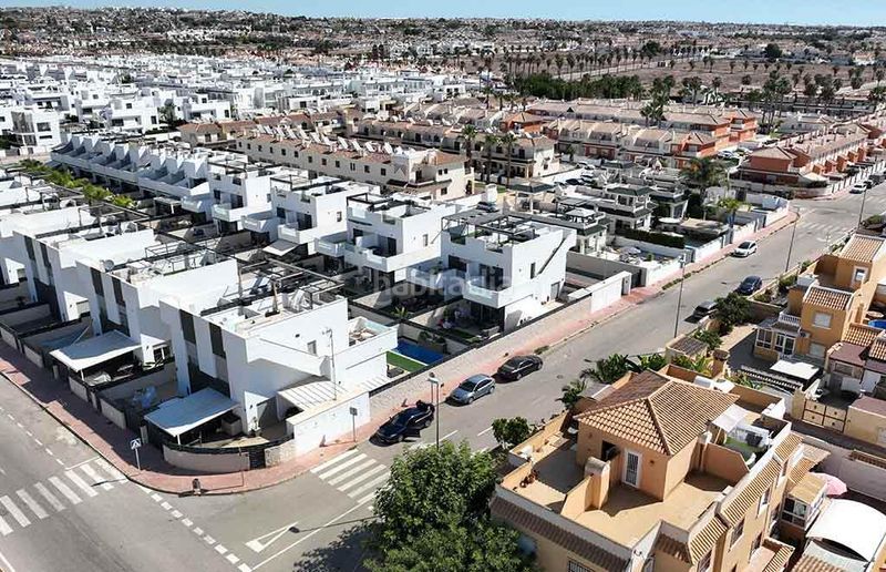 Foto 9b7b75d3-826a-4513-bfa0-e9df0ee538f9. Casa adossada amb aparcament a Almoradí