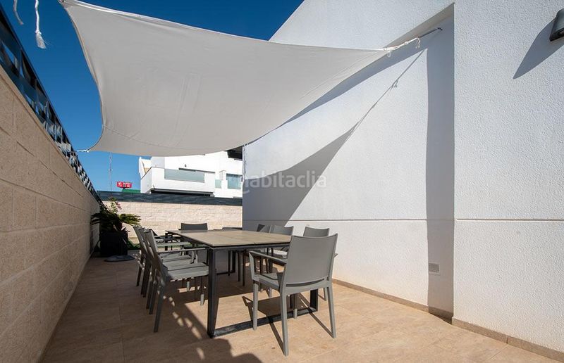 Foto ce7b9d1c-c360-4c99-91b3-b0a0927d3a58. Casa adossada amb aparcament a Almoradí