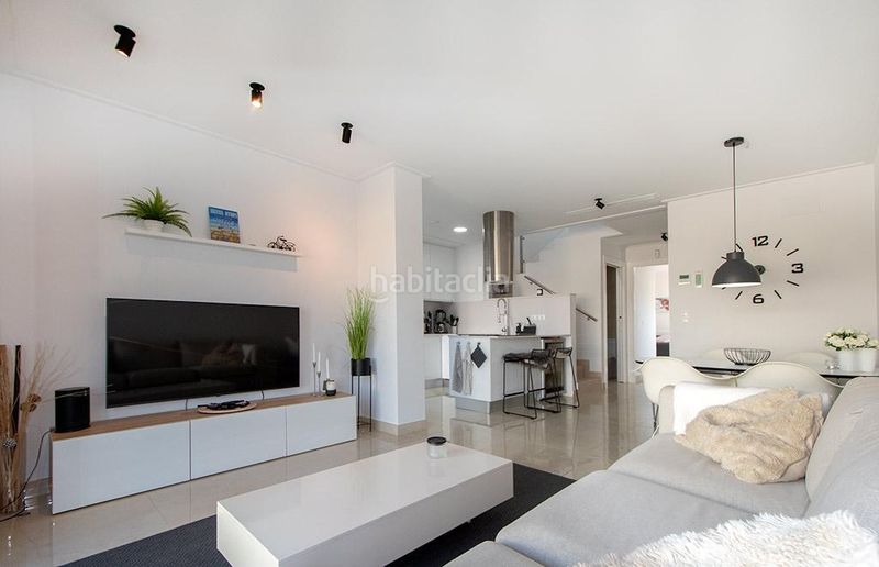 Foto f8944628-afaf-4437-b471-ae61149a21a5. Casa adossada amb aparcament a Almoradí