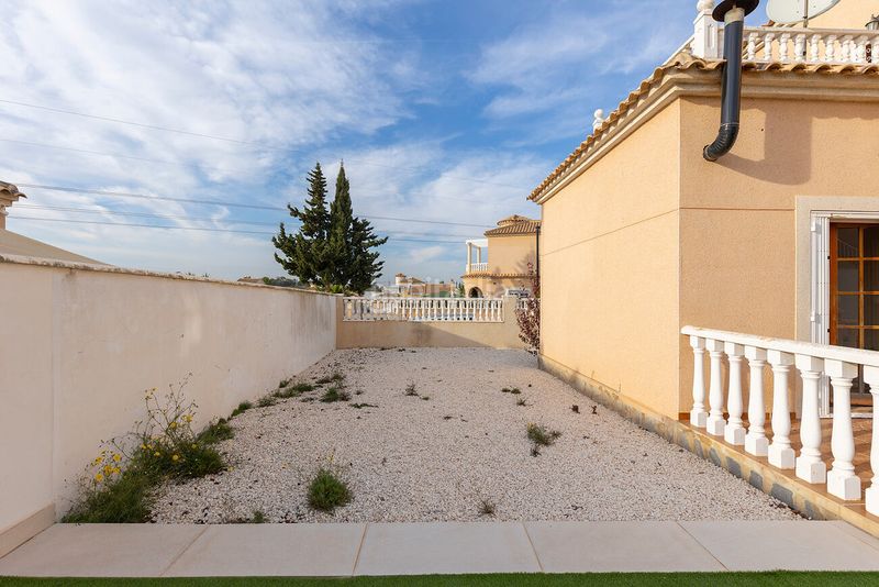 Foto 0e89eb5d-9e44-438a-ae67-1e1880d03bc2. Casa amb piscina a Almoradí