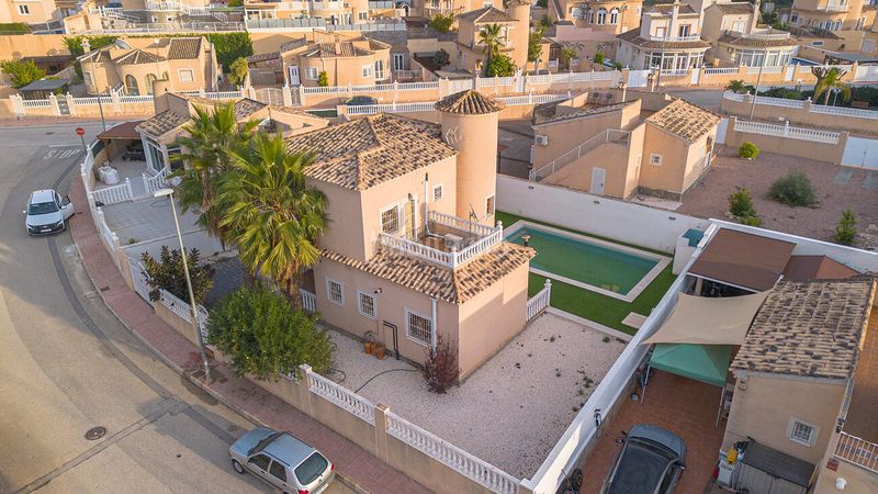 Foto 47fa2f8b-aff9-4dc4-966b-053130b75888. Casa amb piscina a Almoradí