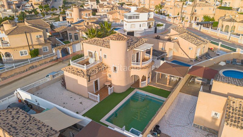 Foto cef369d2-70aa-4b69-82a1-2167c393738e. Casa amb piscina a Almoradí