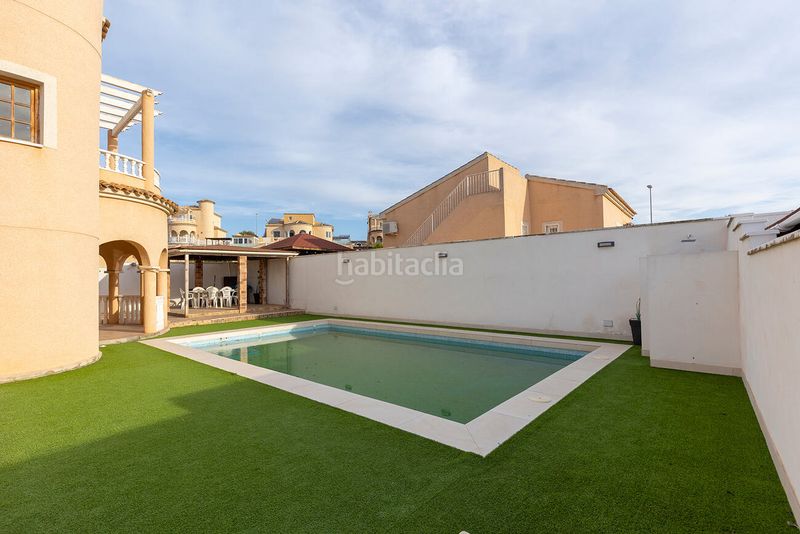 Foto fb28ac75-322b-49c8-863f-318ab67a9376. Casa amb piscina a Almoradí