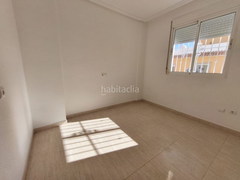 Foto f8e182f6-de38-4b59-9e63-b96a04eec0da. Casa adossada a Rojales