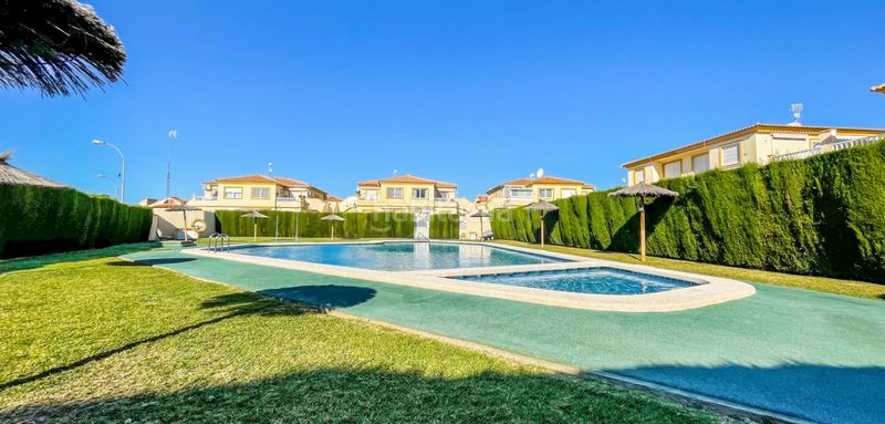 Foto 8ebc5861-8213-4c49-923b-b3652ed71563. Casa a Playa Flamenca Orihuela