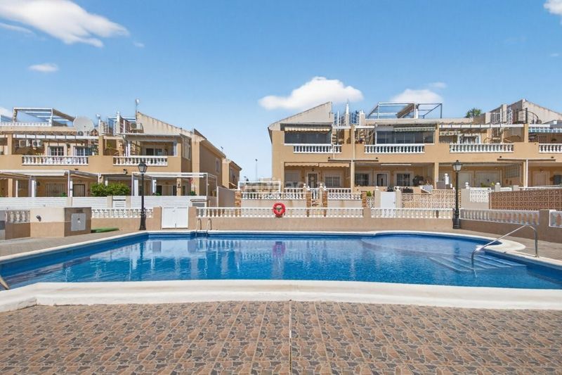 Foto dec6bfbc-16cc-4c79-87fe-b6fc66ff88d2. Casa adossada a Parque de las Naciones Torrevieja