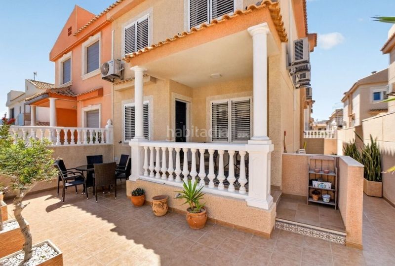 Foto caa1b957-a489-4340-8d3e-def37159f5b8. Casa adossada a Parque de las Naciones Torrevieja