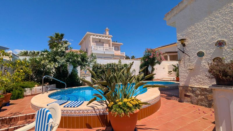 Foto 17cefe06-cfb7-492c-9e96-d2e9656edab1. Casa amb piscina a Rojales
