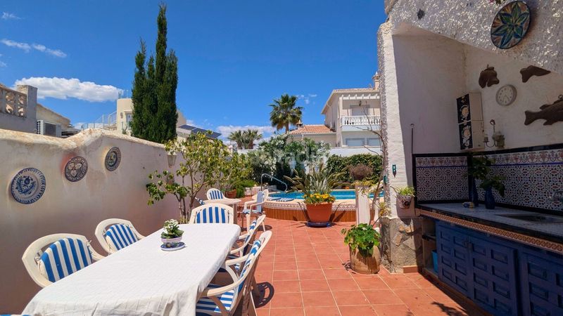 Foto b4bb49f2-c1b8-414a-bf95-2e35a303c7f0. Casa amb piscina a Rojales