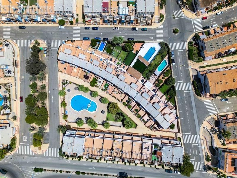 Foto c9f22828-1f6c-4fd6-8a80-328817d973cb. Casa adossada amb aparcament a Aguamarina Orihuela