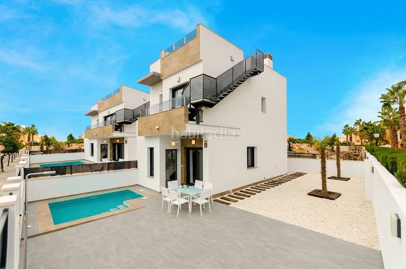 Foto aea53240-a918-45a0-810d-f8fe83a455f3. Casa amb piscina a Zona Carrefour - Urbanizaciones Torrevieja